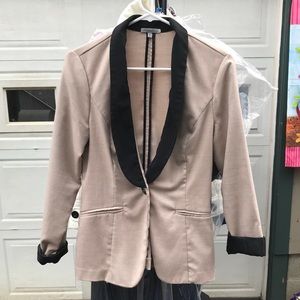 Tan and black blazer.🛍
